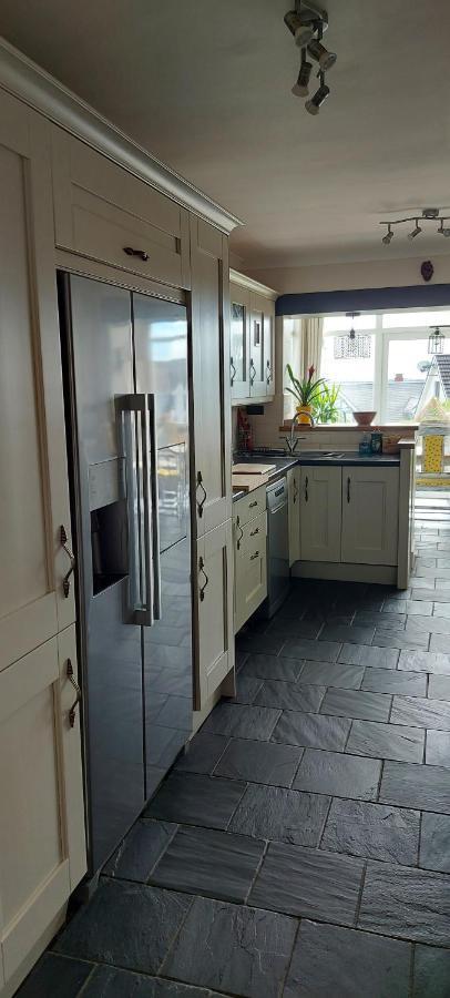 Sea Crest, Beautiful Home In Tenby With Sea Views Экстерьер фото